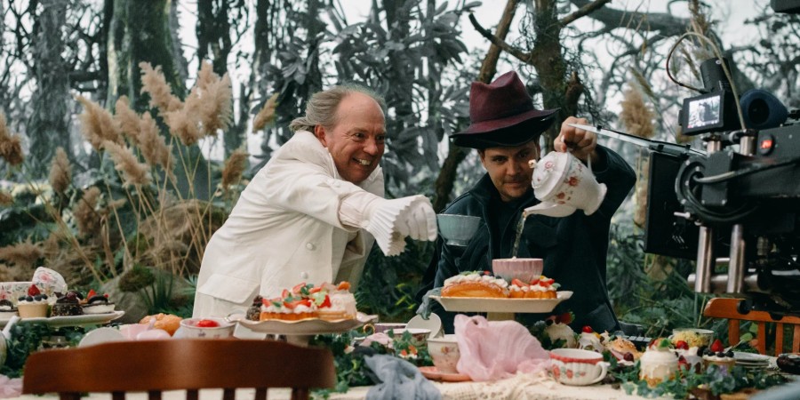 Кадр со съёмок к/ф «Алиса в стране чудес»