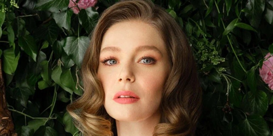 Фрагмент постера сериала «Девушка за стеклом»