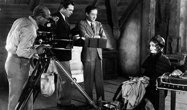 Слева направо: оператор Хендрик Сартов, режиссёр Кинг Видор, продюсер Ирвинг Тальберг и актриса Лиллиан Гиш Слева направо: оператор Хендрик Сартов, режиссёр Кинг Видор, продюсер Ирвинг Тальберг и актриса Лиллиан Гиш