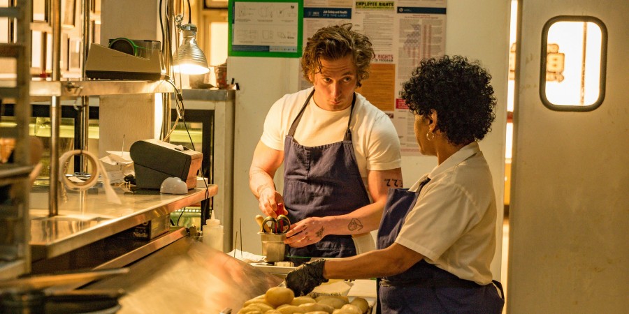 Кадр из сериала «Медведь»