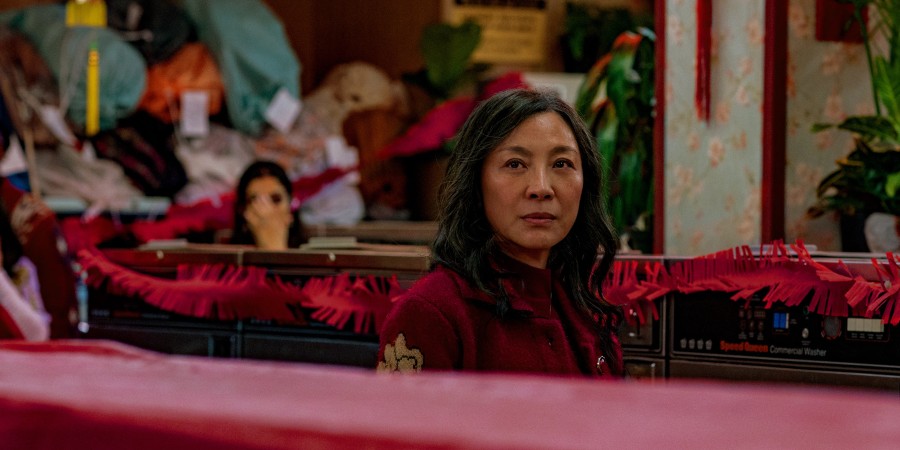 Кадр из к/ф «Всё везде и сразу»