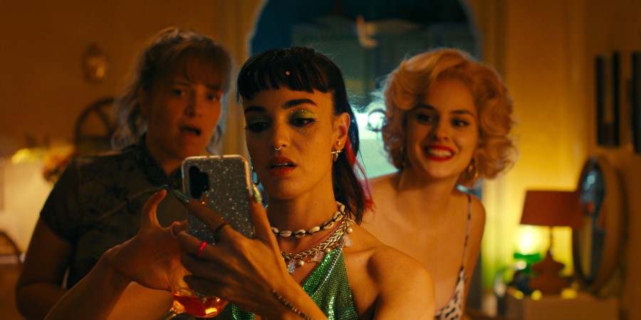 Кадр из к/ф «Девушки на балконе»