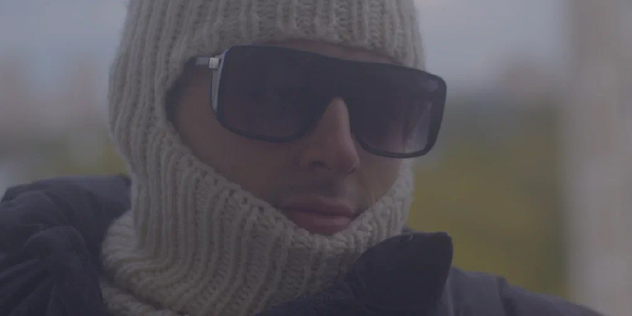 Кадр из к/ф «Привычка нюхать пальцы»