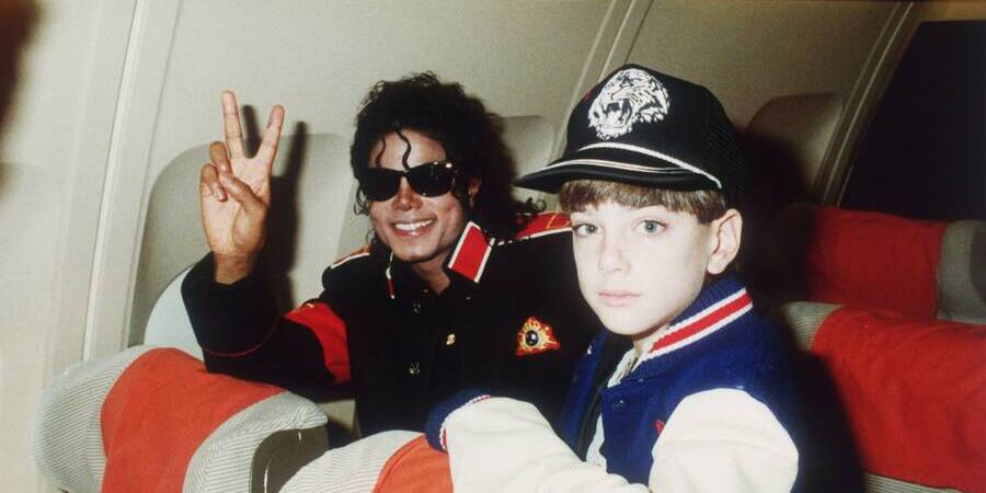 Кадр из д/ф «Покидая Неверленд»