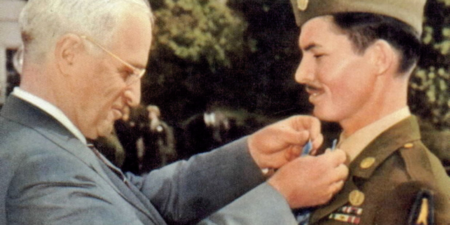 Президент Гарри Трумен награждает рядового Досса Медалью Почёта, 1945 год Президент Гарри Трумен награждает рядового Досса Медалью Почёта, 1945 год