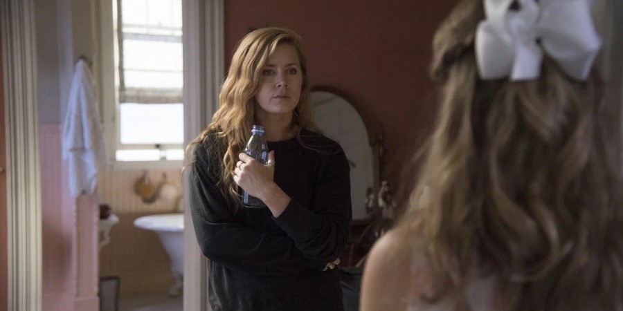 Кадр из сериала «Острые предметы»