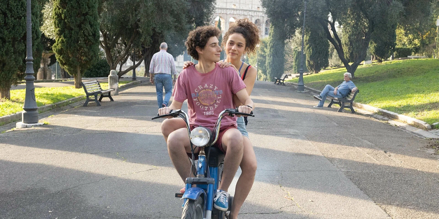 Кадр из сериала «Лето 1990»