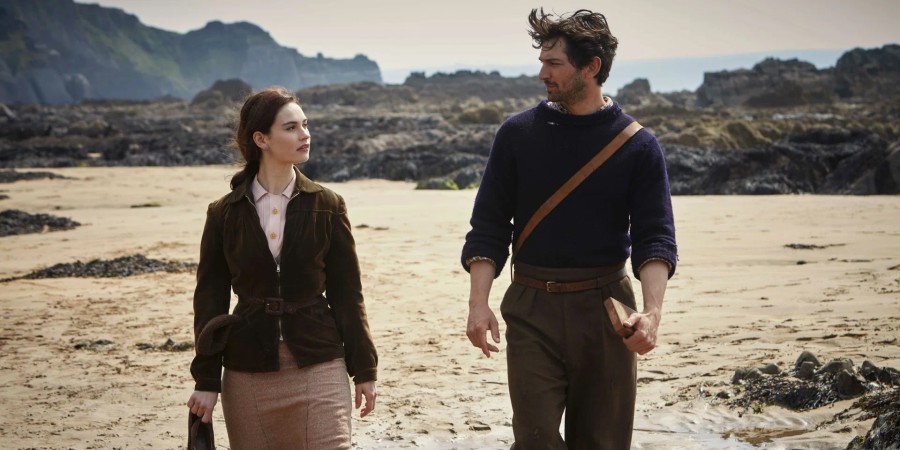 Кадр из к/ф «Клуб любителей книг и пирогов из картофельных очистков»