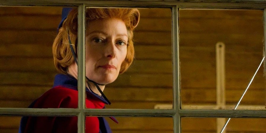 Тильда Суинтон в фильме «Королевство полной луны»