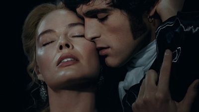 Марго Робби и Джейкоб Элорди на постерах «Грозового перевала»